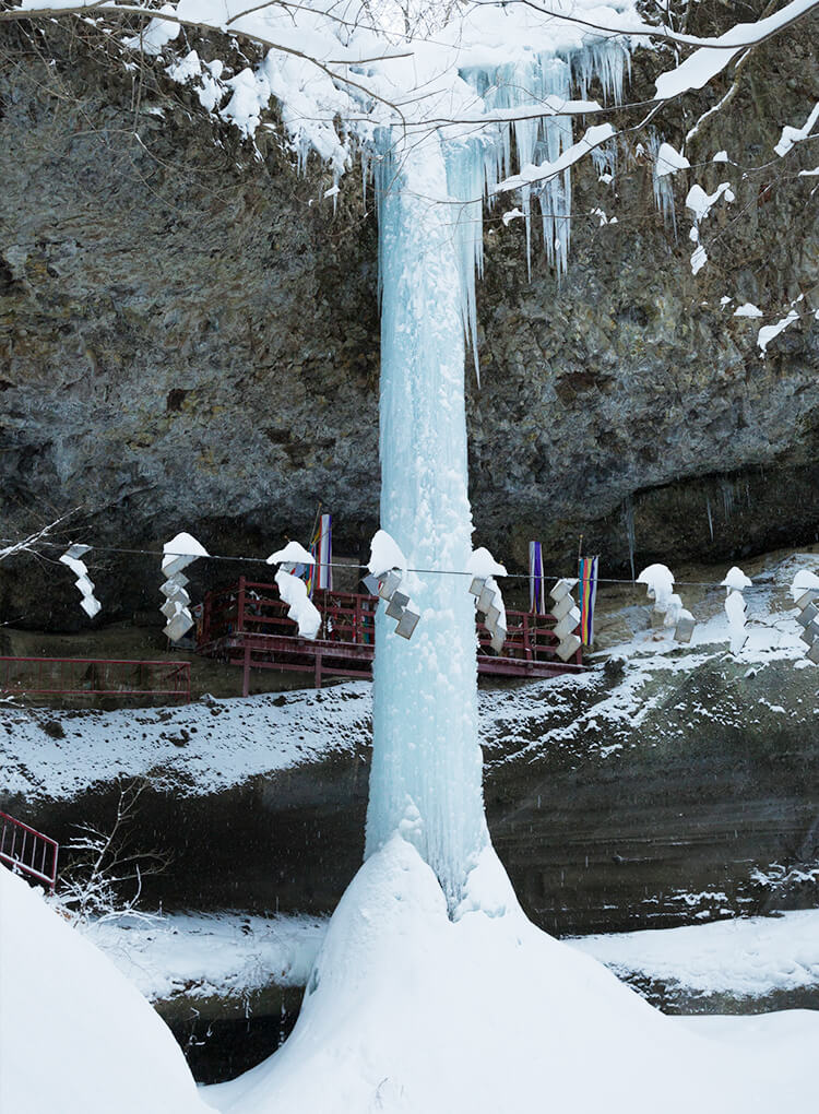 乳穗泷冰祭 仪式的主角是高33米的雄壮的瀑布冰柱